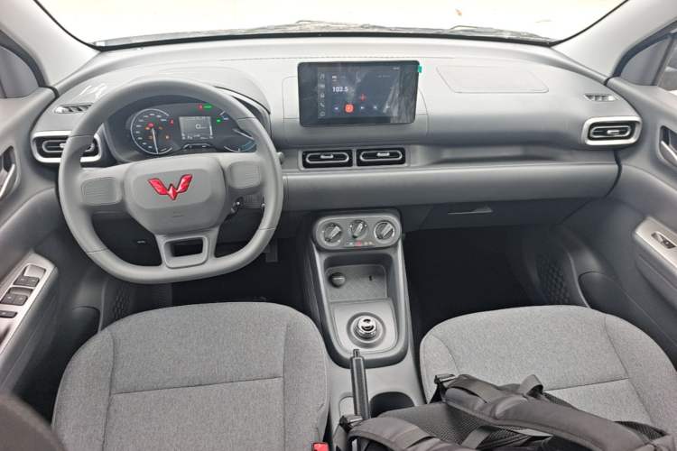 Used Wuling Hongguang New Energy 2025 Model Range-Extending Hybrid 150KM Comfort Edition Center Console