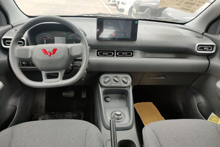 Used Wuling Hongguang New Energy 2025 Extended-Range Hybrid 50KM Comfort Version Center Console
