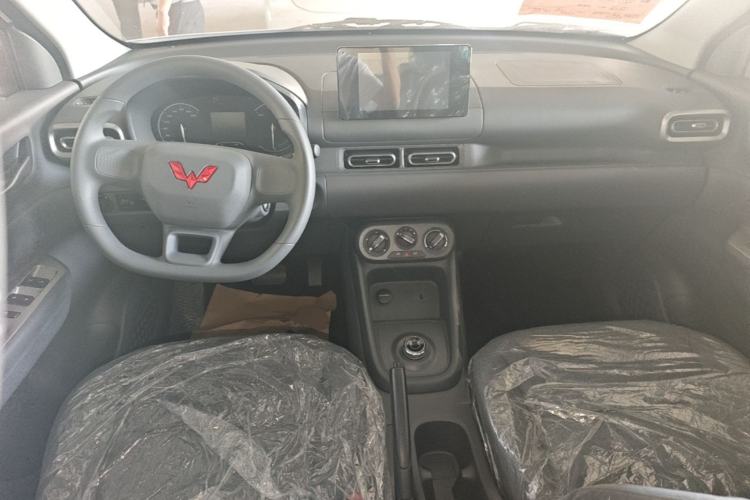 Used Wuling Hongguang New Energy 2025 Model Range-Extending Hybrid 150KM Comfort Edition Center Console