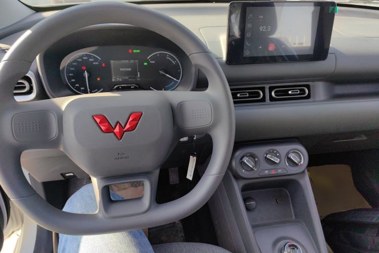 Used Wuling Hongguang New Energy 2025 Extended-Range Hybrid 50KM Comfort Version Center Console