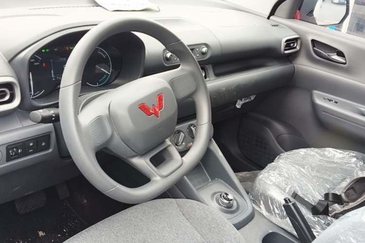 Used Wuling Hongguang New Energy 2025 Extended-Range Hybrid 50 km Utility Version Center Console