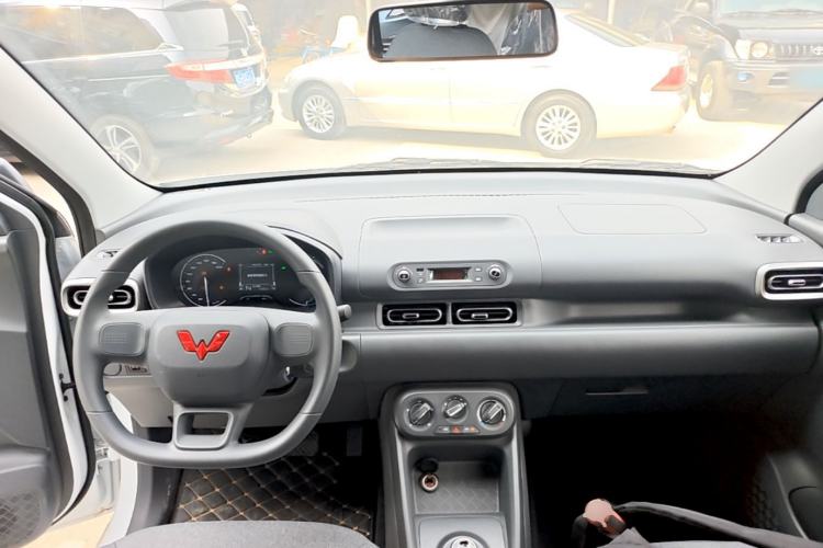 Used Wuling Hongguang New Energy 2025 Extended-Range Hybrid 50 km Utility Version Center Console