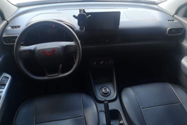 Used Wuling Hongguang New Energy 2025 Extended-Range Hybrid 50KM Comfort Version Center Console
