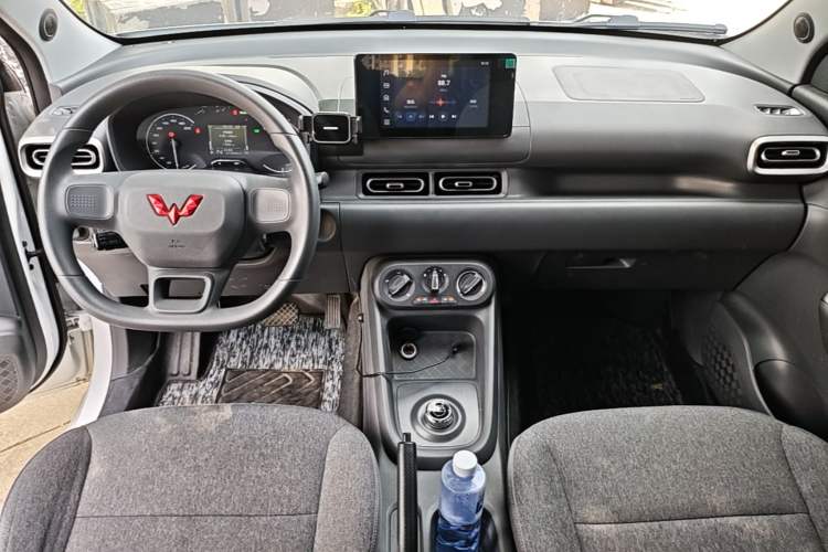 Used Wuling Hongguang New Energy 2025 Extended-Range Hybrid 50KM Comfort Version Center Console