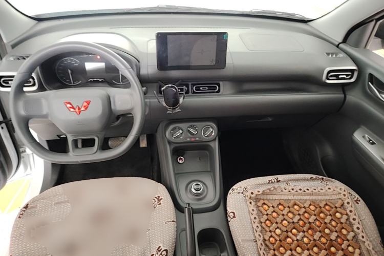 Used Wuling Hongguang New Energy 2025 Extended-Range Hybrid 50KM Comfort Version Center Console
