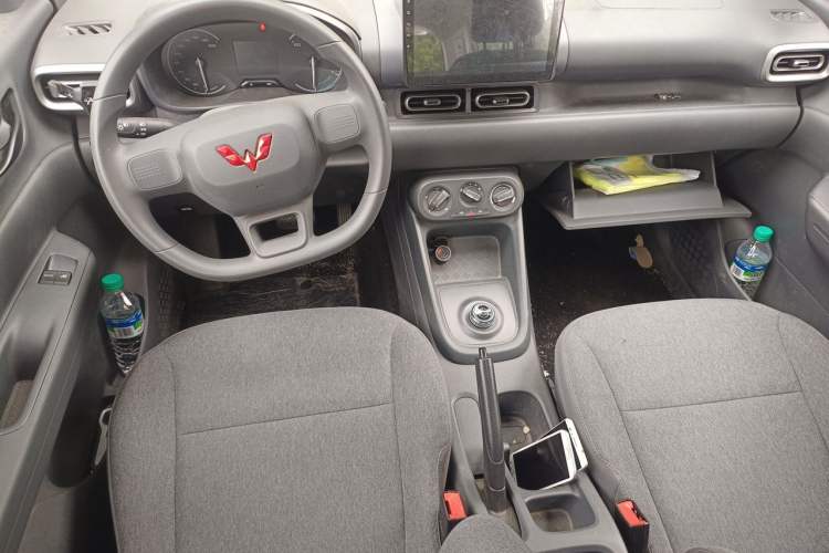 Used Wuling Hongguang New Energy 2025 Extended-Range Hybrid 50 km Utility Version Center Console