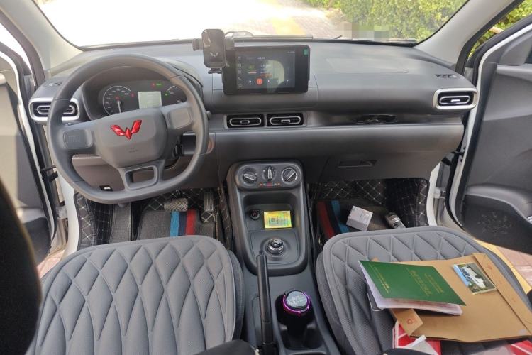 Used Wuling Hongguang New Energy 2025 Extended-Range Hybrid 50KM Comfort Version Center Console