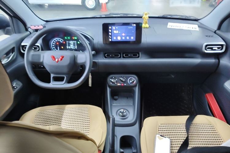 Used Wuling Hongguang New Energy 2025 Extended-Range Hybrid 50KM Comfort Version Center Console