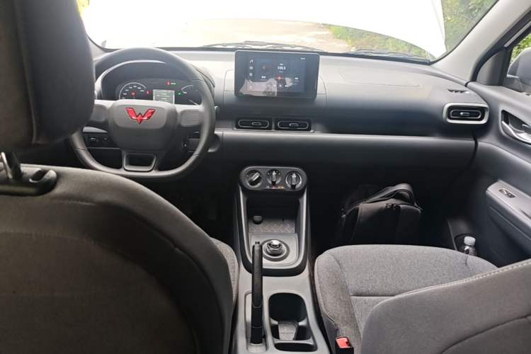 Used Wuling Hongguang New Energy 2025 Model Range-Extending Hybrid 150KM Comfort Edition Center Console