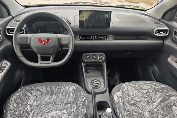 Used Wuling Hongguang New Energy 2025 Extended-Range Hybrid 50KM Comfort Version Center Console