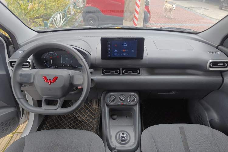 Used Wuling Hongguang New Energy 2025 Extended-Range Hybrid 50KM Comfort Version Center Console