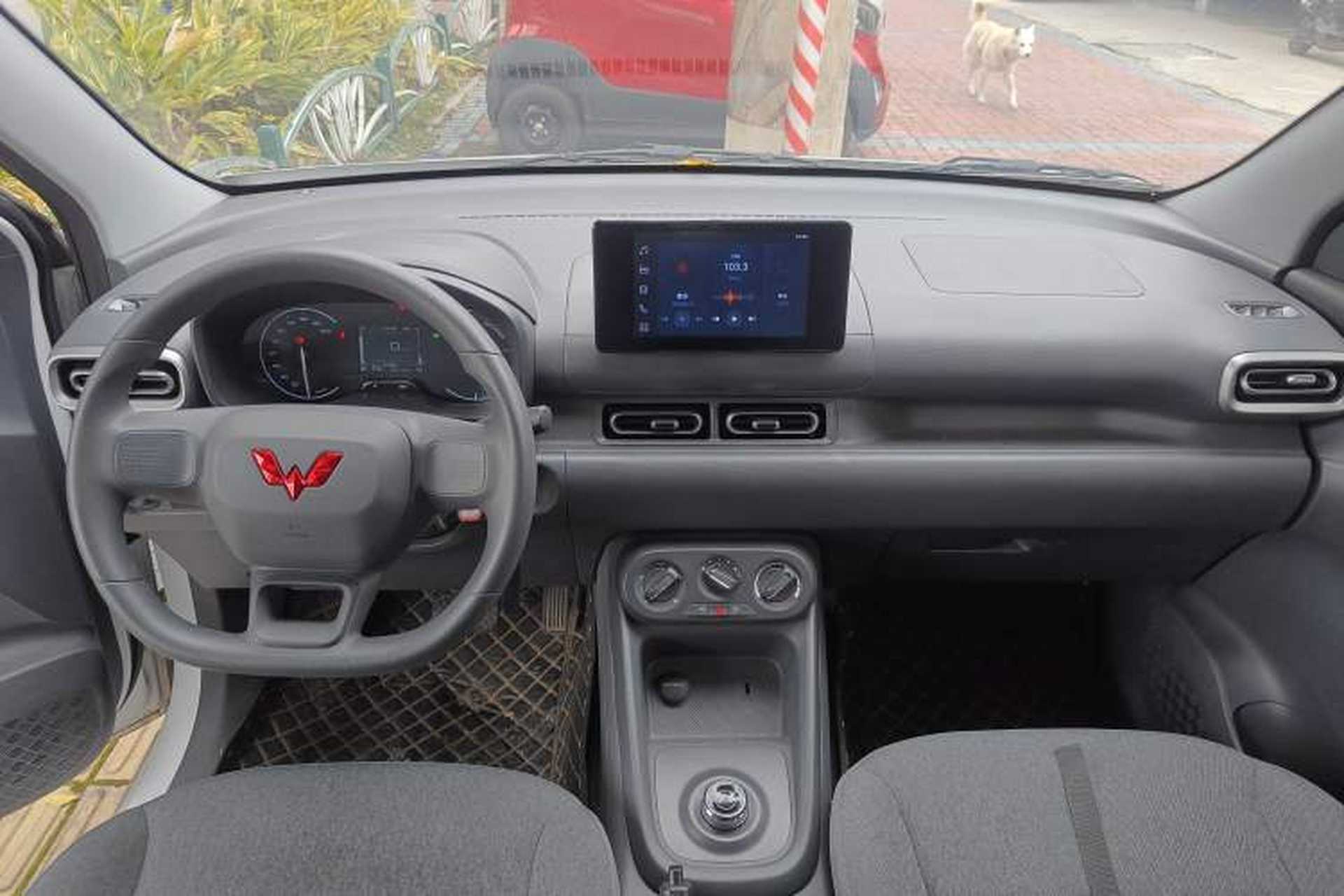Used Wuling Hongguang New Energy 2025 Extended-Range Hybrid 50KM Comfort Version Center Console