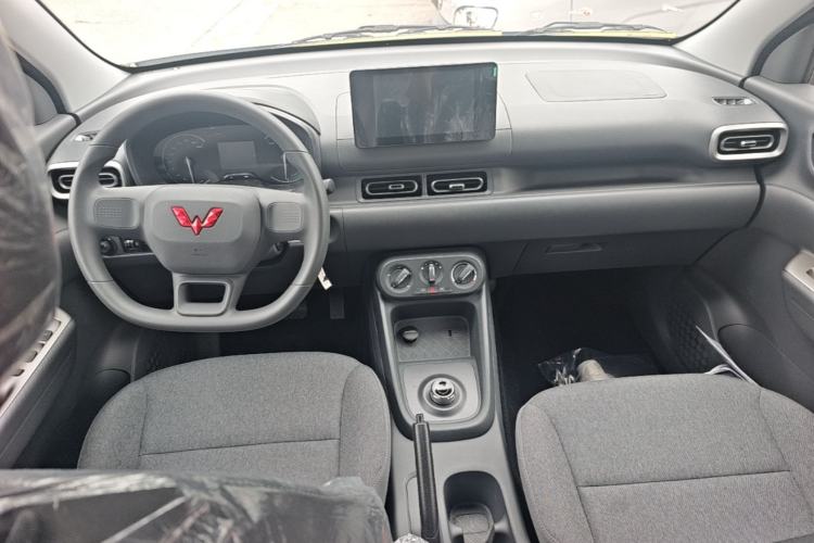 Used Wuling Hongguang New Energy 2025 Model Range-Extending Hybrid 150KM Comfort Edition Center Console