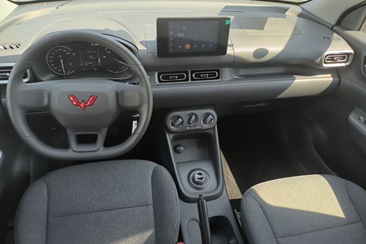 Used Wuling Hongguang New Energy 2025 Extended-Range Hybrid 50KM Comfort Version Center Console