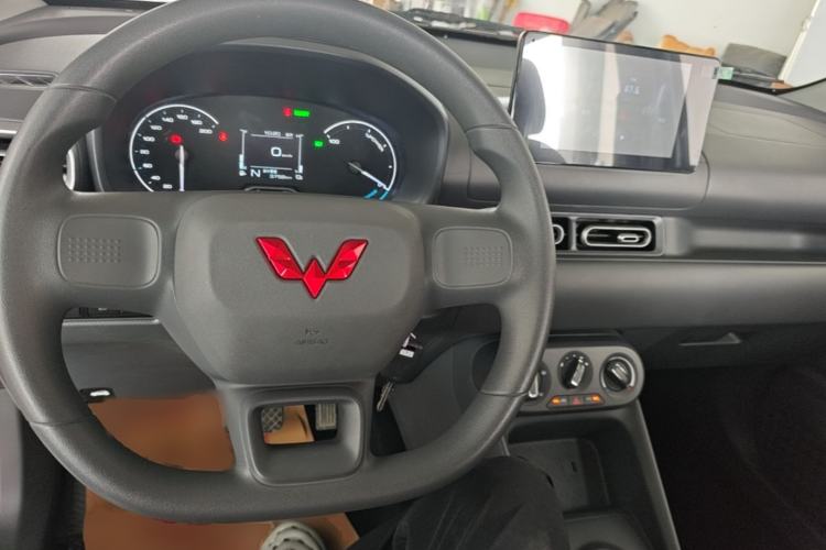 Used Wuling Hongguang New Energy 2025 Extended-Range Hybrid 50 km Standard Version Center Console