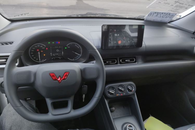 Used Wuling Hongguang New Energy 2025 Extended-Range Hybrid 50 km Standard Version Center Console