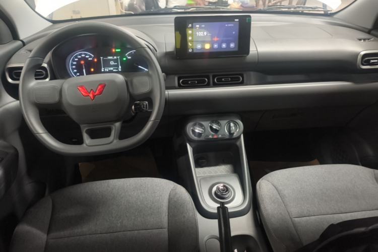 Used Wuling Hongguang New Energy 2025 Extended-Range Hybrid 50 km Standard Version Center Console