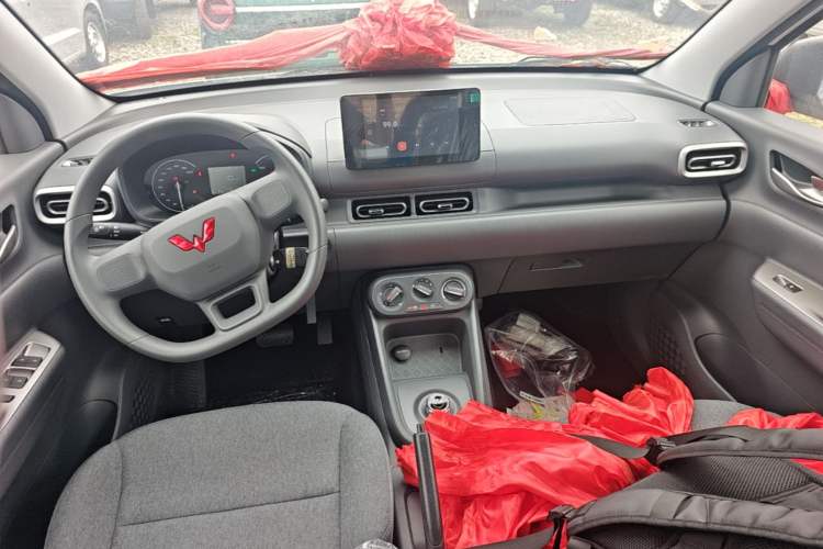 Used Wuling Hongguang New Energy 2025 Model Range-Extending Hybrid 150KM Comfort Edition Center Console