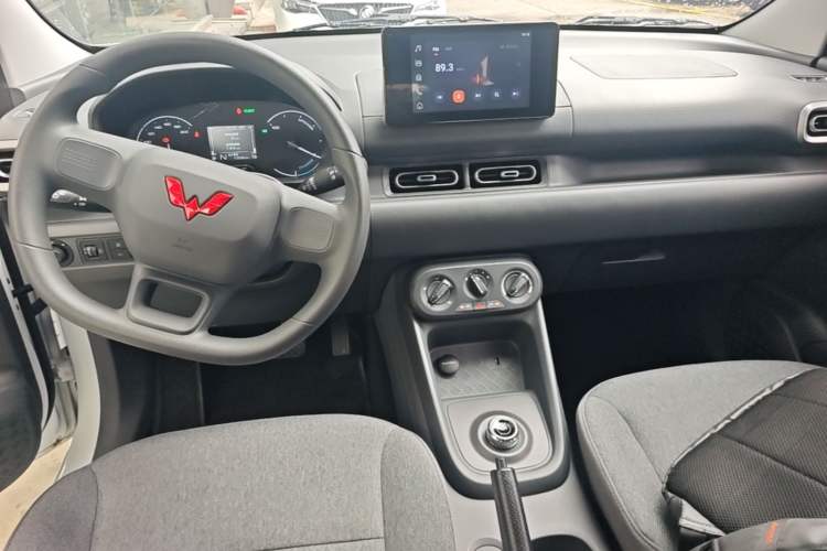 Used Wuling Hongguang New Energy 2025 Extended-Range Hybrid 50KM Comfort Version Center Console