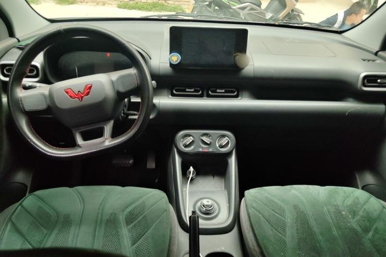Used Wuling Hongguang New Energy 2025 Extended-Range Hybrid 50 km Standard Version Center Console
