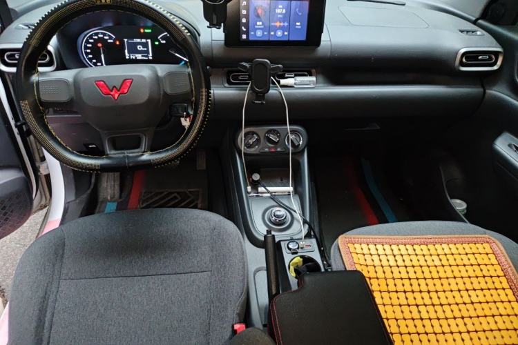 Used Wuling Hongguang New Energy 2025 Extended-Range Hybrid 50 km Standard Version Center Console