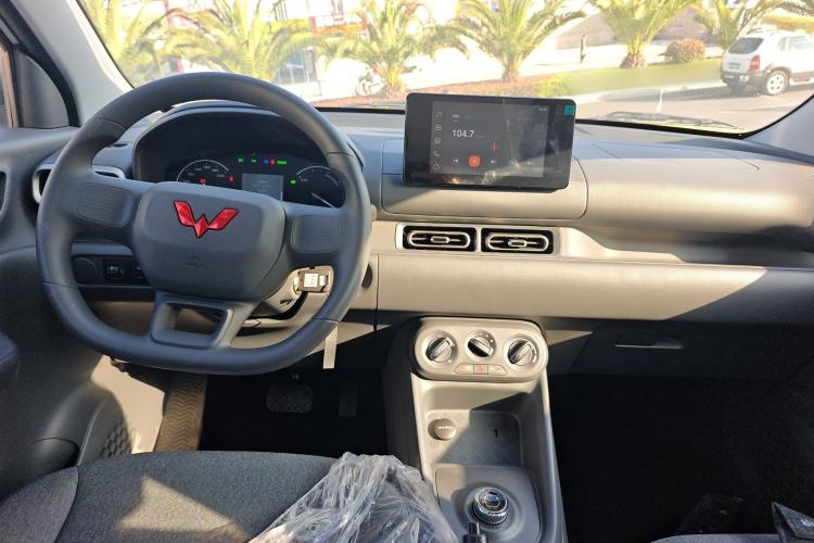 Used Wuling Hongguang New Energy 2025 Extended-Range Hybrid 50 km Standard Version Center Console