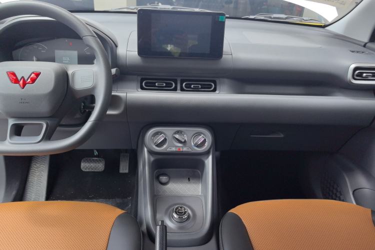 Used Wuling Hongguang New Energy 2025 Extended-Range Hybrid 50KM Comfort Version Center Console