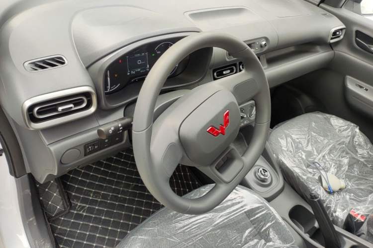 Used Wuling Hongguang New Energy 2025 Extended-Range Hybrid 50 km Utility Version Center Console