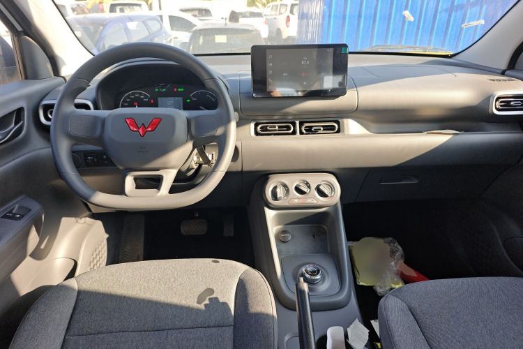 Used Wuling Hongguang New Energy 2025 Extended-Range Hybrid 50 km Standard Version Center Console