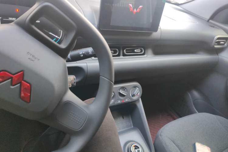 Used Wuling Hongguang New Energy 2025 Extended-Range Hybrid 50KM Comfort Version Center Console