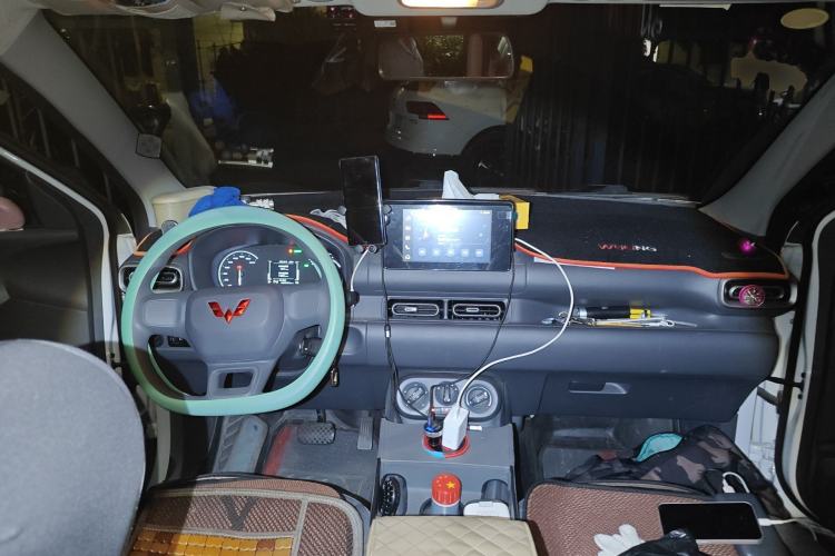 Used Wuling Hongguang New Energy 2025 Extended-Range Hybrid 50KM Comfort Version Center Console