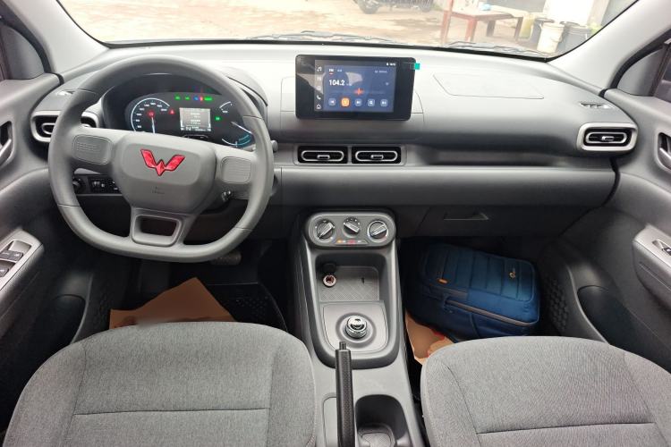 Used Wuling Hongguang New Energy 2025 Extended-Range Hybrid 50KM Comfort Version Center Console