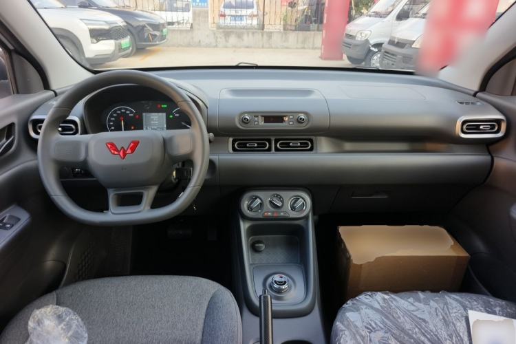 Used Wuling Hongguang New Energy 2025 Extended-Range Hybrid 50 km Utility Version Center Console