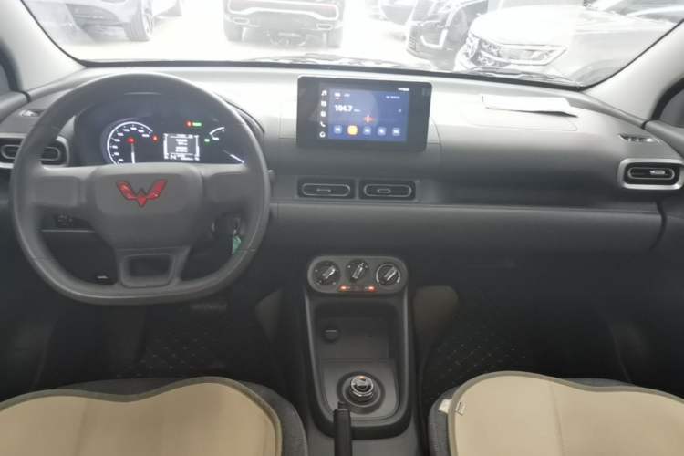 Used Wuling Hongguang New Energy 2025 Model Range-Extending Hybrid 150KM Standard Edition Center Console
