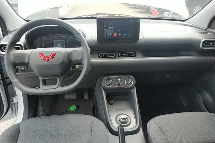Used Wuling Hongguang New Energy 2025 Model Range-Extending Hybrid 150KM Comfort Edition Center Console