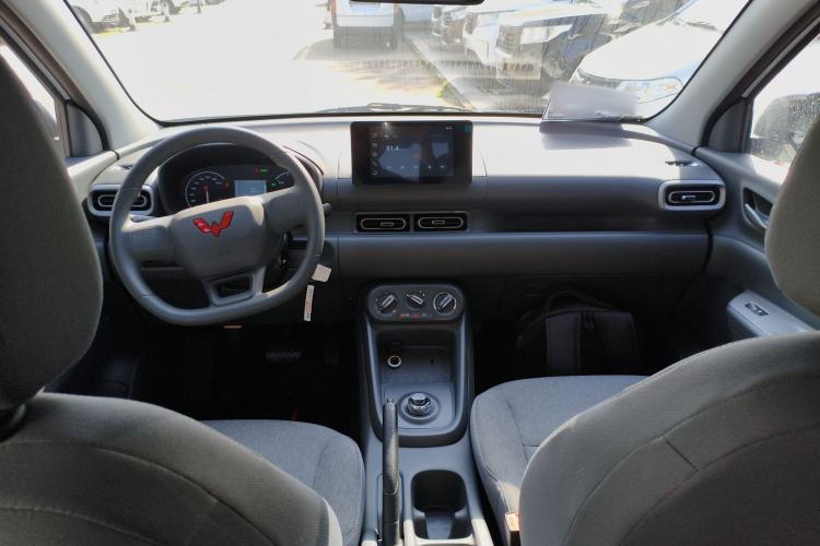Used Wuling Hongguang New Energy 2025 Extended-Range Hybrid 50KM Comfort Version Center Console