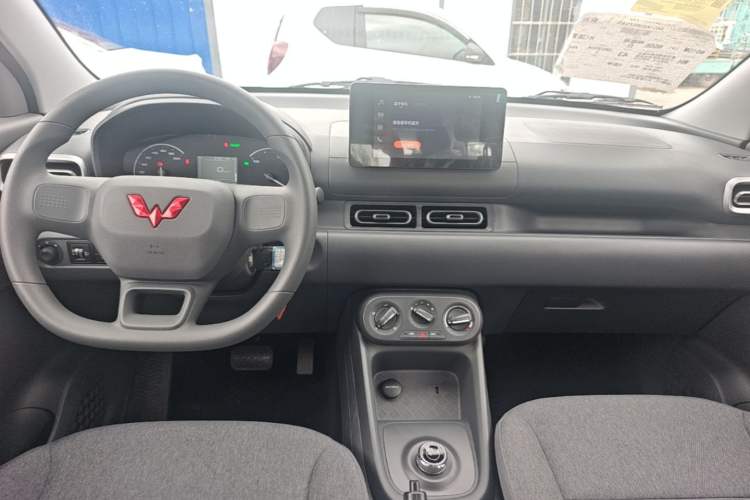 Used Wuling Hongguang New Energy 2025 Extended-Range Hybrid 50KM Comfort Version Center Console