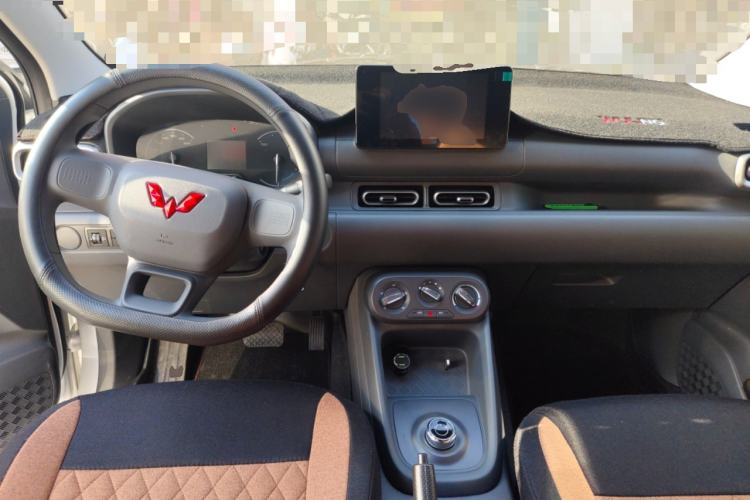 Used Wuling Hongguang New Energy 2025 Extended-Range Hybrid 50 km Standard Version Center Console