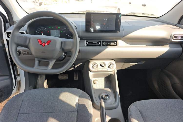 Used Wuling Hongguang New Energy 2025 Extended-Range Hybrid 50KM Comfort Version Center Console