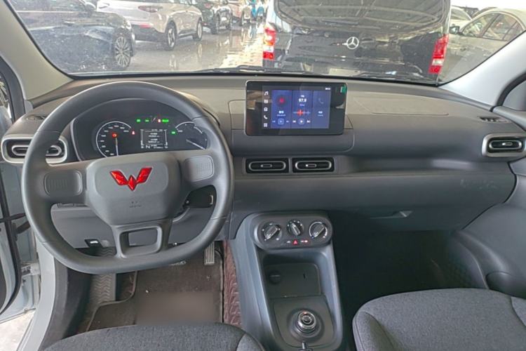 Used Wuling Hongguang New Energy 2025 Extended-Range Hybrid 50KM Comfort Version Center Console