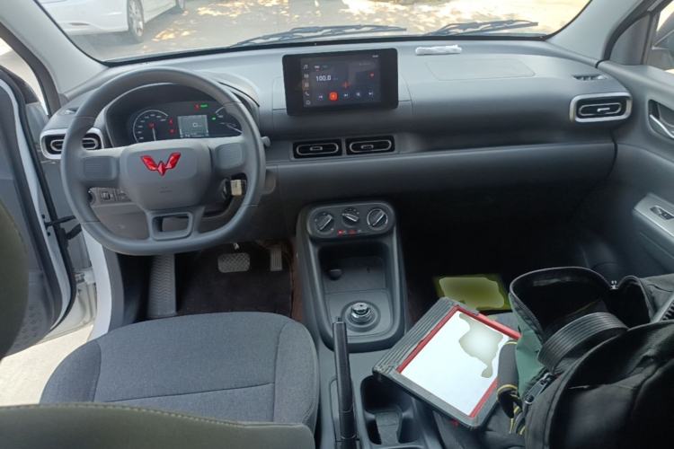 Used Wuling Hongguang New Energy 2025 Model Range-Extending Hybrid 150KM Comfort Edition Center Console