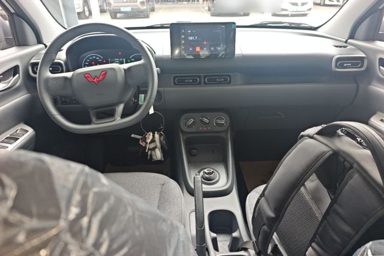Used Wuling Hongguang New Energy 2025 Model Range-Extending Hybrid 150KM Comfort Edition Center Console