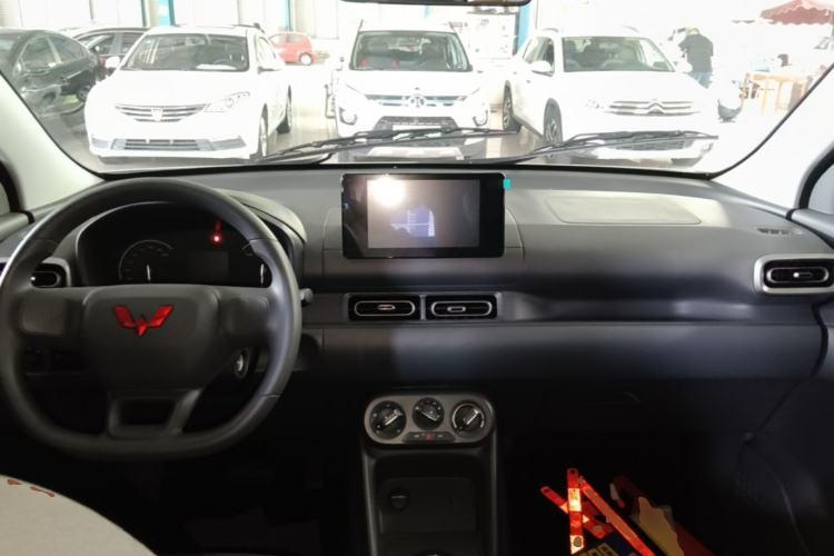 Used Wuling Hongguang New Energy 2025 Extended-Range Hybrid 50KM Comfort Version Center Console