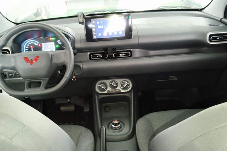 Used Wuling Hongguang New Energy 2025 Model Range-Extending Hybrid 150KM Comfort Edition Center Console
