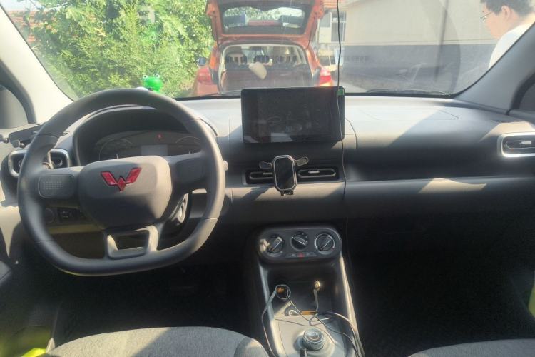 Used Wuling Hongguang New Energy 2025 Extended-Range Hybrid 50 km Standard Version Center Console