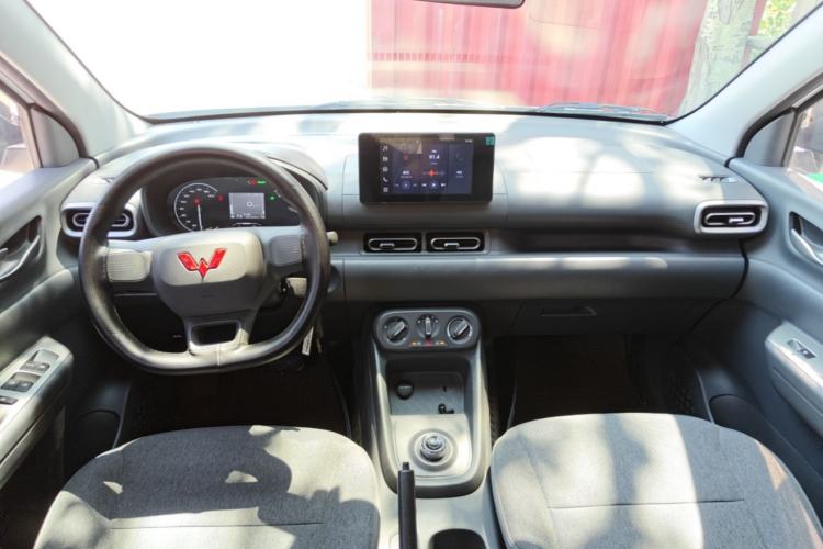 Used Wuling Hongguang New Energy 2025 Extended-Range Hybrid 50KM Comfort Version Center Console
