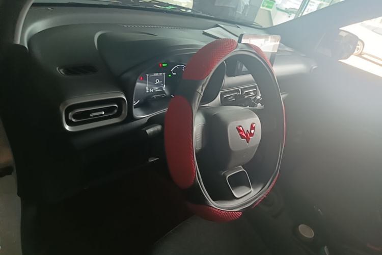 Used Wuling Hongguang New Energy 2025 Extended-Range Hybrid 50KM Comfort Version Center Console