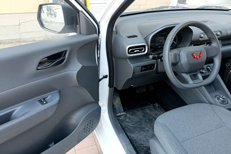 Used Wuling Hongguang New Energy 2025 Extended-Range Hybrid 50 km Utility Version Driver Seat