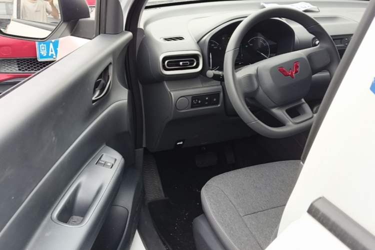 Used Wuling Hongguang New Energy 2025 Extended-Range Hybrid 50 km Utility Version Driver Seat