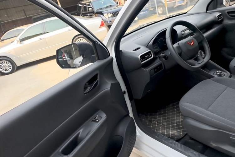 Used Wuling Hongguang New Energy 2025 Extended-Range Hybrid 50 km Utility Version Driver Seat